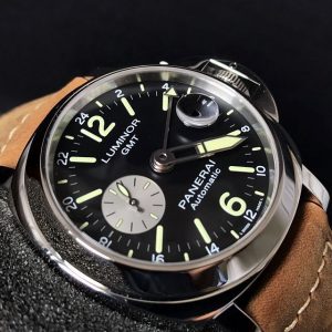 The 44 mm fake Panerai Luminor PAM01088 watches have black dials with luminant details.