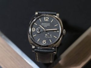 The 45 mm fake Panerai Radiomir 1940 PAM00628 watches have black dials.