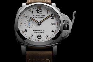 The 42 mm replica Panerai Luminor Marina 1950 PAM01523 watches have white dials with Arabic numerals.