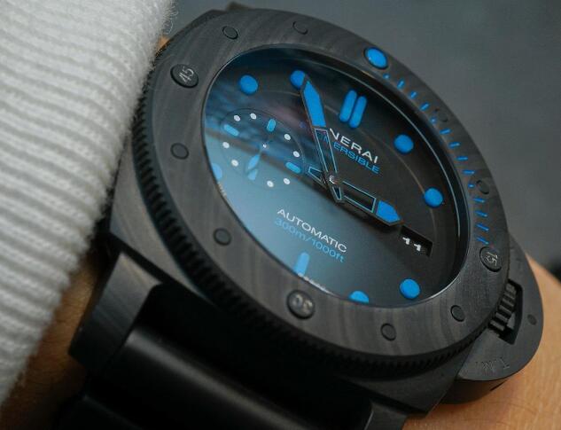 The all-black desgin makes this timepiece much cooler and more eye-catching.