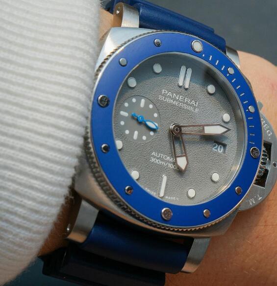 The brilliant blue ceramic bezel matches the blue rubber strap well.