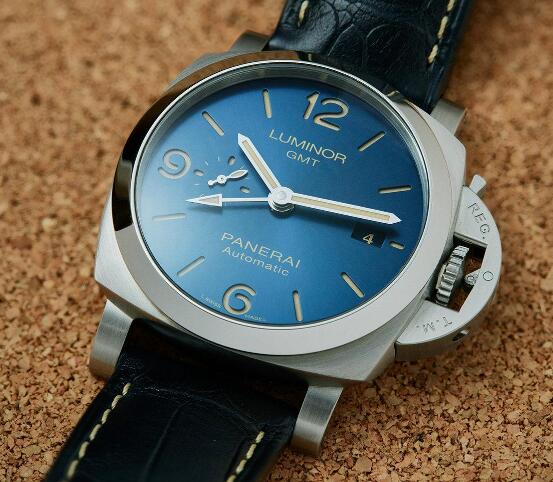 The oversized Arabic numerals hour markers ensure the ultra legibility.