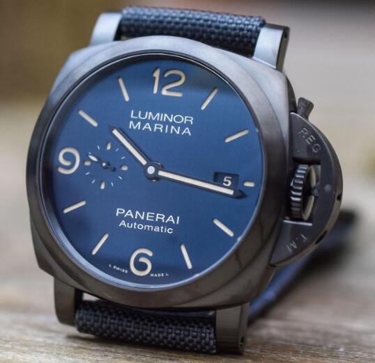 The black DLC-coated titanium case makes the timepiece very light.