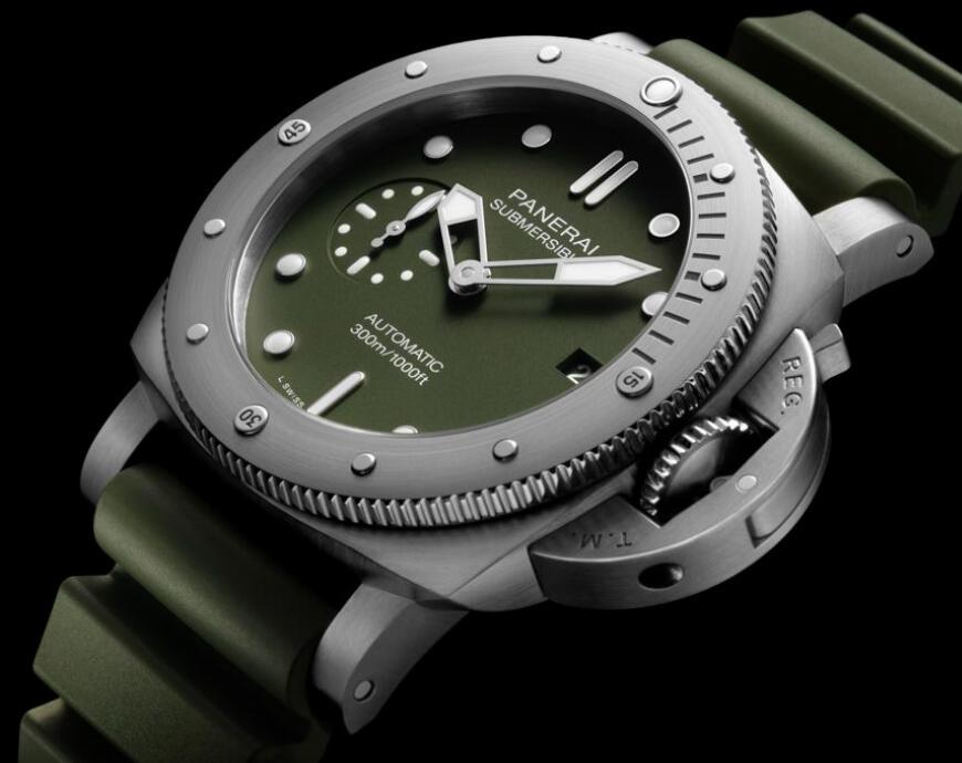 It is the first time that Panerai adopts the special military green to adorn the timepiece.