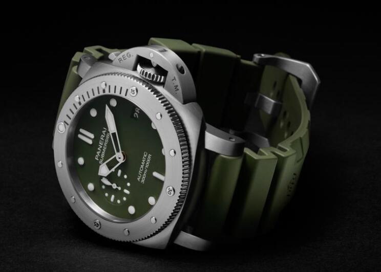 The timepieces with military green tone are cool and strong.