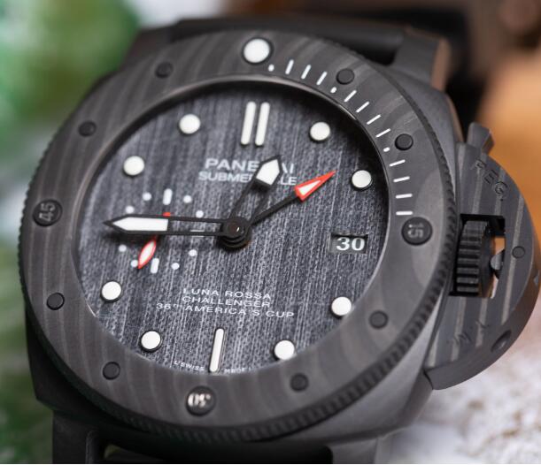 The special CarbonTech endows the timepiece with eye-catching appearance.