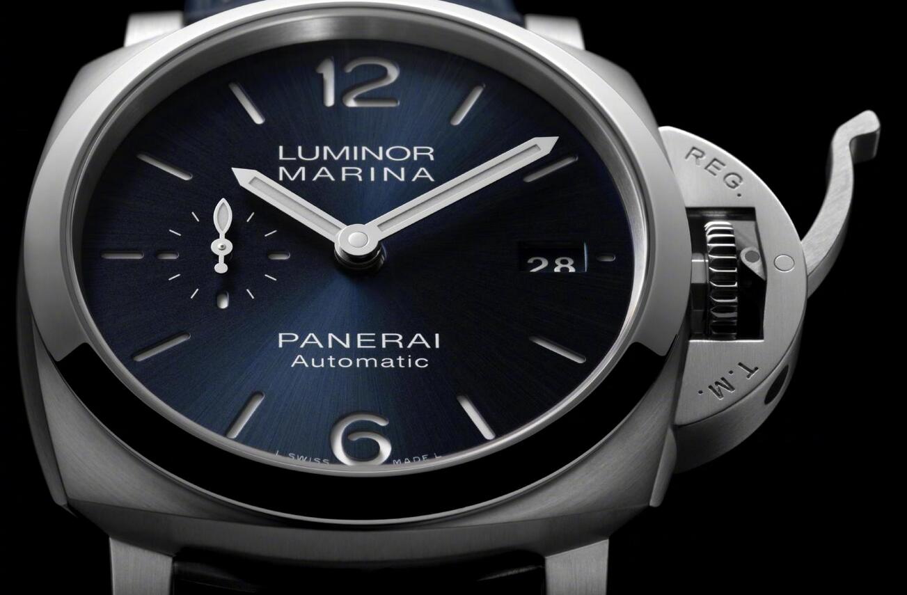 Online replica watches keep fashionable with blue color.