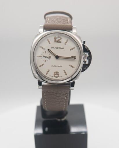 Online replica watches are concise for the white colored dials.