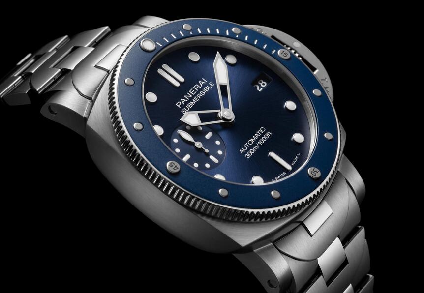 1:1 reproduction watches are fashionable and bright with blue color.
